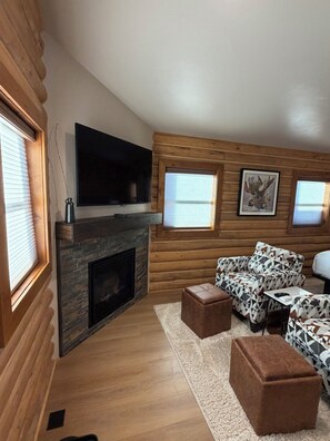 Deluxe Cabin | Living area - The Willows Cabins (West Yellowstone)