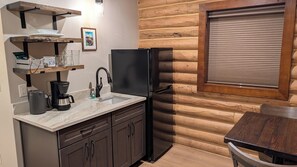 Deluxe Cabin | Private kitchen - The Willows Cabins  (West Yellowstone)