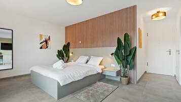 Desk, iron/ironing board, WiFi, bed sheets