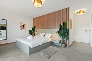 办公桌、熨斗/熨衣板、WiFi、床单