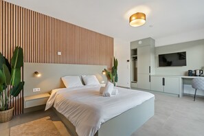 Desk, iron/ironing board, WiFi, bed sheets