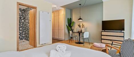 Desk, iron/ironing board, WiFi, bed sheets