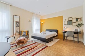 Desk, iron/ironing board, WiFi, bed sheets