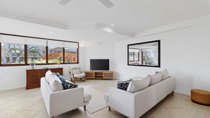 Living area - Beautiful and spacious 3 bedroom apartment (Noosaville)