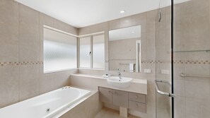 Shower - Beautiful and spacious 3 bedroom apartment (Noosaville)