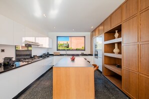 Fridge, microwave, oven, stovetop - Villa ELYSSA - 4 suites (Tameslohte)