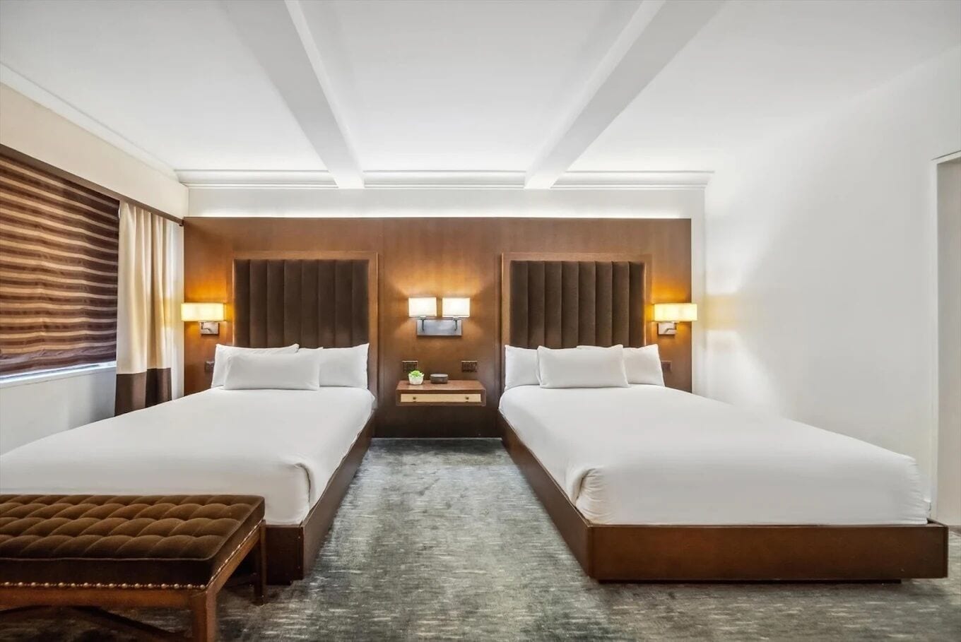 Habitació doble Deluxe, 2 llits de matrimoni | Caixa forta a l'habitació, escriptori i cortines opaques 