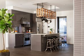 Penthouse de lujo, varias camas, vista a la ciudad | Cocina privada