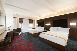 Caixa forta a l'habitació, escriptori i cortines opaques