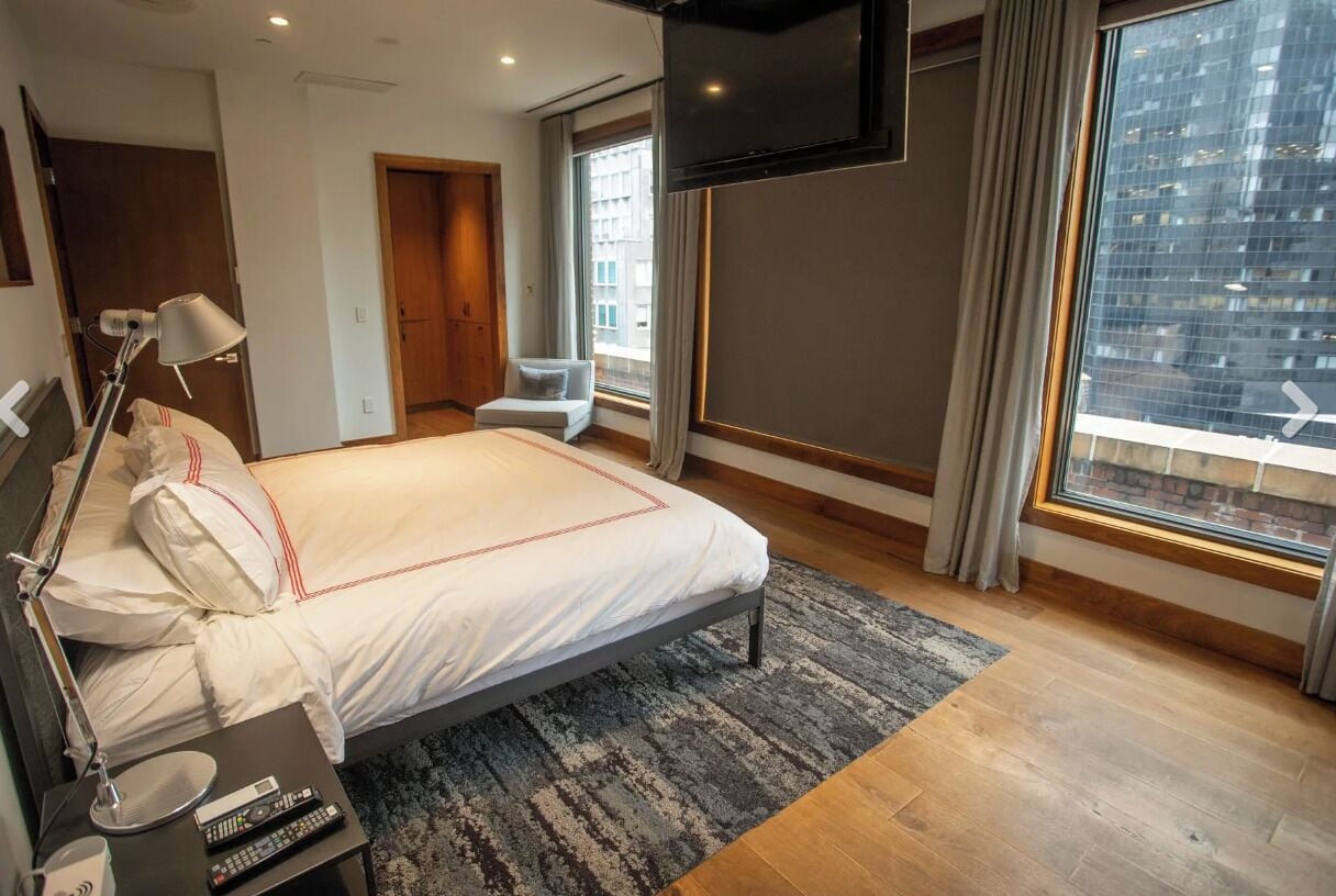 Àtic de luxe, diversos llits, vistes a la ciutat | Caixa forta a l'habitació, escriptori i cortines opaques 