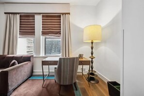 Habitación doble Deluxe, 2 camas Queen size | Área de sala de estar