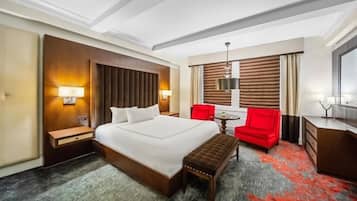 Caja de seguridad en la habitación, escritorio y cortinas blackout