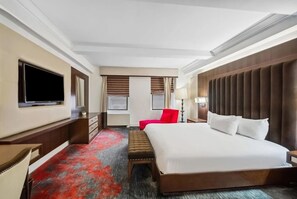 Deluxe kamer, 1 kingsize bed, rolstoeltoegankelijke douche | Een kluis op de kamer, een bureau, verduisterende gordijnen