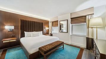 Studiosuite – deluxe | Safe på rommet, skrivebord, blendingsgardiner og strykejern/-brett