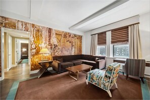 Studio Suite Deluxe | Két bảo mật tại phòng, bàn, màn/rèm cản sáng, bàn ủi/dụng cụ ủi quần áo 