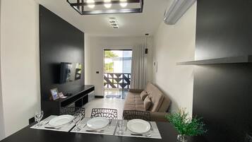 Eenvoudig appartement | Woonruimte | Een 32-inch smart-tv met digitale zenders