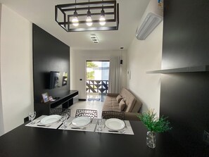 Eenvoudig appartement | Woonruimte | Een 32-inch smart-tv met digitale zenders