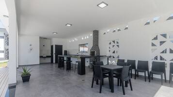 Basic Apartment | Dining