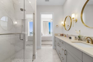 Shower, hair dryer, towels - Turquois Turtle Vacation Home (Fort Myers Beach)