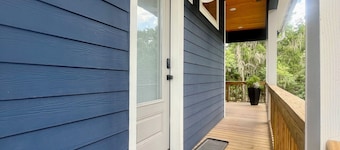Luxury Canal-Front 4BR Home, Large Patio, Dock, Springs Access, Boater Friendly