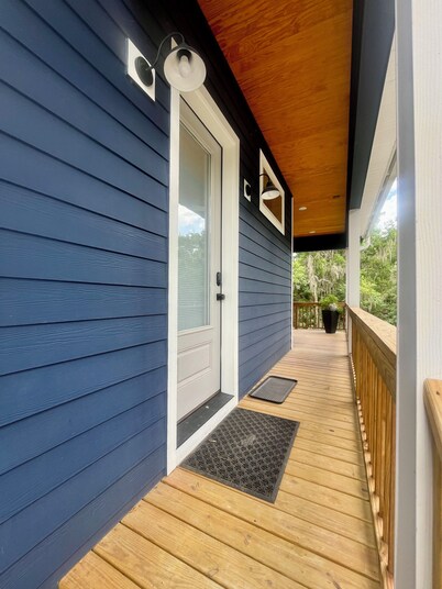 Luxury Canal-Front 4BR Home, Large Patio, Dock, Springs Access, Boater Friendly