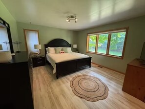 4 bedrooms, iron/ironing board, free WiFi, bed sheets