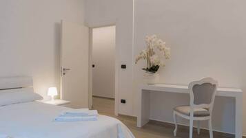 Tabla de planchar con plancha, wifi y ropa de cama