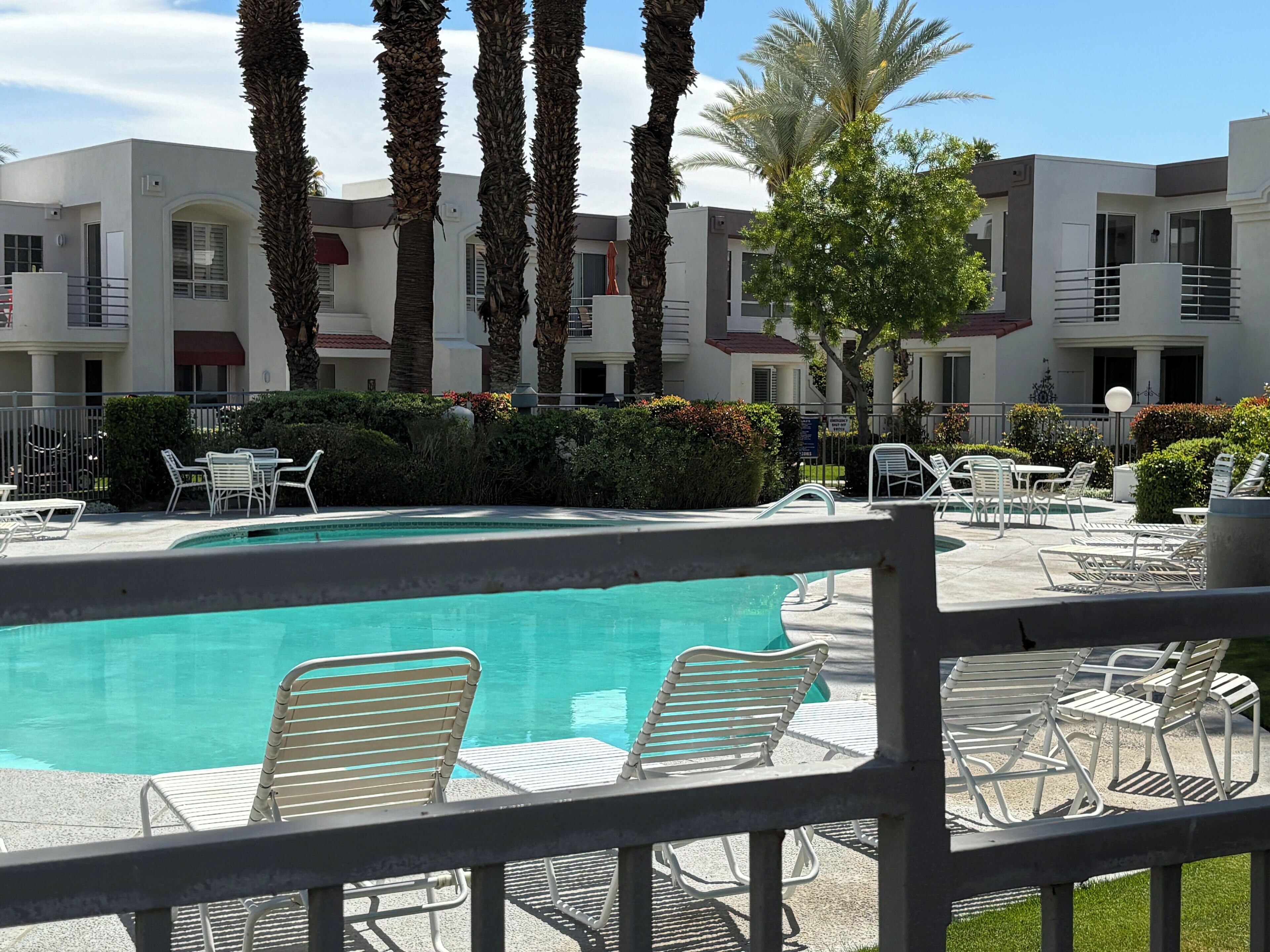 Utendørsbasseng og et oppvarmet basseng