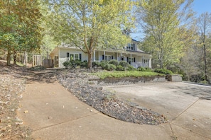 Exterior - Walk to Trails: Peaceful Family Home in Braselton (Braselton)
