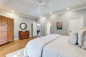5 bedrooms, iron/ironing board, internet, bed sheets - Walk to Trails: Peaceful Family Home in Braselton (Braselton)