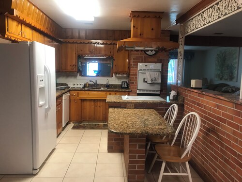 Lovely 3-bedroom house with huge fenced yard in charming Valrico