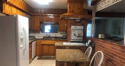 Lovely 3-bedroom house with huge fenced yard in charming Valrico