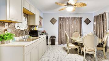 Réfrigérateur, micro-ondes, plaque de cuisson, cafetiÚre/bouilloire