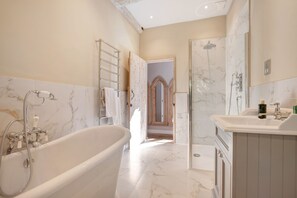 Bathroom - The Priory Gatehouses - Luxury Cottages (St Osyth)