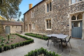 Outdoor dining - The Priory Gatehouses - Luxury Cottages (St Osyth)