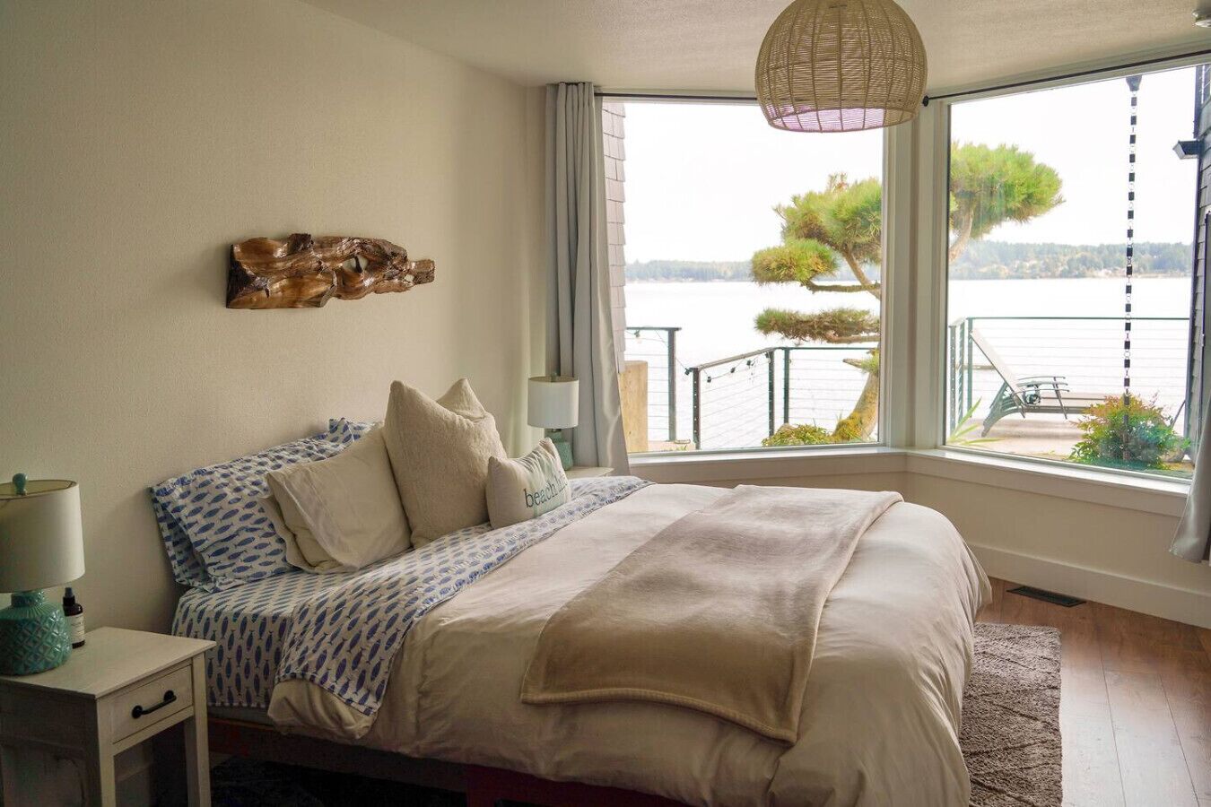 Bureau, fer et planche à repasser, lit parapluie, Wi-Fi