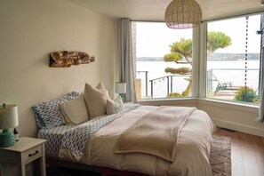 Skrivebord, strykejern/-brett, reiseseng for barn og wi-fi