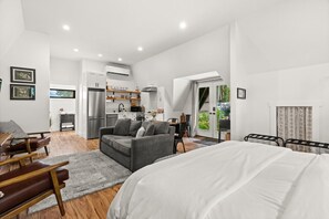 1 habitación, escritorio, tabla de planchar con plancha y cuna de viaje