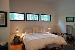 Desk, iron/ironing board, travel cot, WiFi