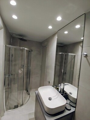 Shower, hair dryer, towels, soap - AMG Superior Two Bedroom Central Apartment (Athens)