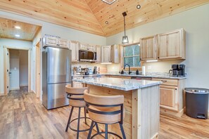 Jääkaappi, mikroaaltouuni, liesi, astianpesukone