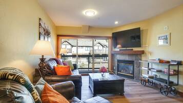 Een televisie, een open haard, videogames en boeken