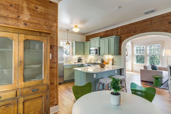 Refrigerador, microondas, parrilla de estufa y lavavajillas 