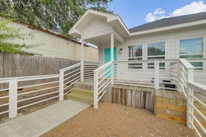 Exterior - Global Soccer Fans I Modern Home I Near NRG (Houston)