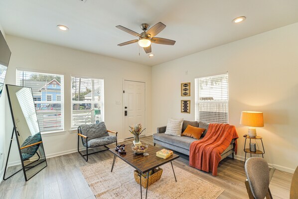 TV, books - Global Soccer Fans I Modern Home I Near NRG (Houston)