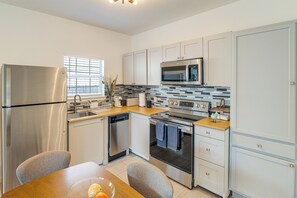 Fridge, microwave, stovetop, dishwasher - Global Soccer Fans I Modern Home I Near NRG (Houston)