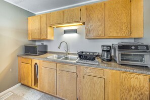 Fridge, microwave, stovetop, coffee/tea maker - Lake George Views! ‘The Cozy Cabin’ Near Hiking (Lake George)