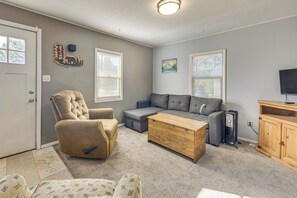 TV - Lake George Views! ‘The Cozy Cabin’ Near Hiking (Lake George)