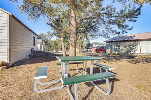 Outdoor dining - Lake George Views! ‘The Cozy Cabin’ Near Hiking (Lake George)