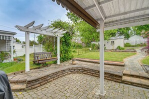 Terrace/patio - Monthly Stay Special! Cozy Cottage in Huntington (Huntington)